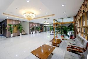Posezení v ubytování Shin Shin Hotel Jeju City + 37 fotografií