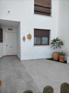 ein weißes Zimmer mit Pflanzen und einer weißen Wand in der Unterkunft Vera La Hermosa in Vera