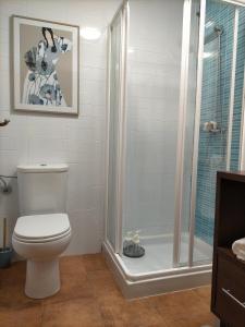 ein Badezimmer mit Toilette und Dusche in der Unterkunft Vera La Hermosa in Vera + 22 Fotos