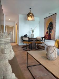 ein Wohnzimmer mit Tisch und Stühlen in der Unterkunft Vera La Hermosa in Vera