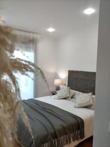 ein Schlafzimmer mit einem großen Bett mit zwei Kissen in der Unterkunft Vera La Hermosa in Vera