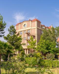 Κήπος έξω από το Green City Resort Hotel