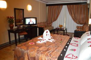 TV a/nebo společenská místnost v ubytování Diwane Hotel & Spa Marrakech