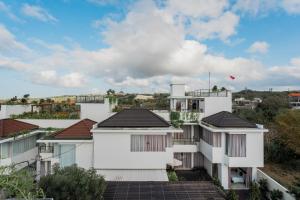 une rangée de maisons blanches avec des toits dans l'établissement Bali Residence Villa, à Uluwatu