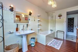 Ένα μπάνιο στο Villa Louisiane - Maison avec piscine +20 φωτογραφίες