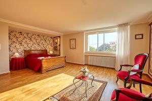 Ένα ή περισσότερα κρεβάτια σε δωμάτιο στο Villa Louisiane - Maison avec piscine