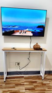TV a/nebo společenská místnost v ubytování Demit Apartment -2br near airport- 4
