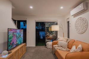 クライストチャーチにあるThe Coolest Townhouse in Christchurchのソファと薄型テレビのあるリビングルーム