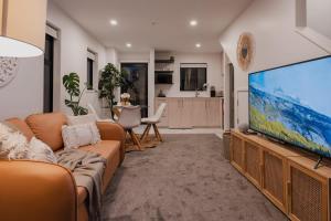 クライストチャーチにあるThe Coolest Townhouse in Christchurchの大型薄型テレビのあるリビングルーム