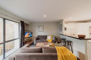 un salon avec un canapé et une table dans l'établissement Quaint Worcester Quarters - 3BR Delight, à Christchurch