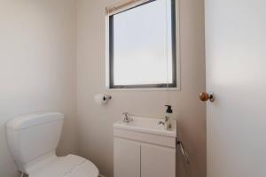 une salle de bain avec toilettes, lavabo et fenêtre dans l'établissement Quaint Worcester Quarters - 3BR Delight, à Christchurch 16 autres photos