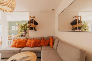 Posezení v ubytování Somerfield Statement - Bold 3BR House on Barrington