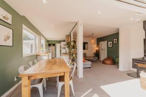 Posezení v ubytování Somerfield Statement - Bold 3BR House on Barrington
