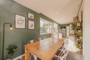 Posezení v ubytování Somerfield Statement - Bold 3BR House on Barrington