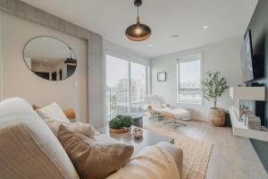 基督城Penthouse Perfection - 2BR Elegance on Worcester St的客厅配有白色沙发和镜子