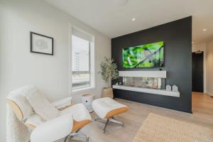 Penthouse Perfection - 2BR Elegance on Worcester St的电视和/或娱乐中心