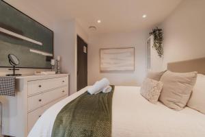 Penthouse Perfection - 2BR Elegance on Worcester St客房内的一张或多张床位