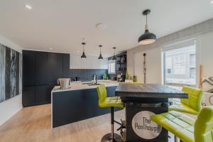 Penthouse Perfection - 2BR Elegance on Worcester St的厨房或小厨房
