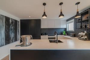 Penthouse Perfection - 2BR Elegance on Worcester St的厨房或小厨房