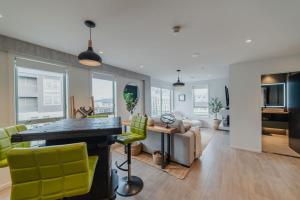 Penthouse Perfection - 2BR Elegance on Worcester St的厨房或小厨房