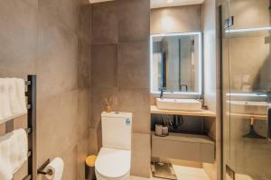 Penthouse Perfection - 2BR Elegance on Worcester St的一间浴室