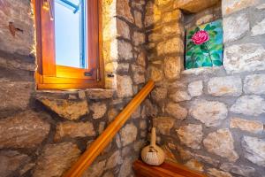 Fotografia z galérie ubytovania Stone Farmhouse in Groves - Sea & Mountain Views v destinácii Kalamaki