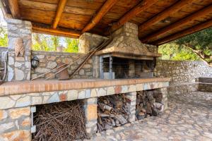 Fotografia z galérie ubytovania Stone Farmhouse in Groves - Sea & Mountain Views v destinácii Kalamaki