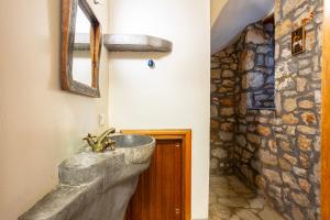 Kúpeľňa v ubytovaní Stone Farmhouse in Groves - Sea & Mountain Views