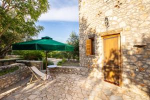Fotografia z galérie ubytovania Stone Farmhouse in Groves - Sea & Mountain Views v destinácii Kalamaki