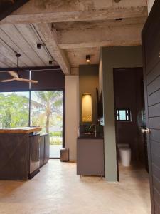 una cocina con fregadero y encimera en Sky Lofts Phuket 2, en Thalang
