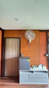 Habitación con ventilador junto a una puerta en Cheriya bungalow Kohyaonoi, en Ban Laem Sai