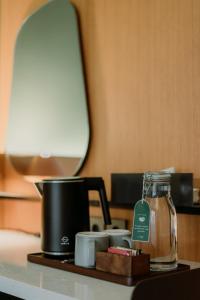 Příslušenství pro přípravu čaje a kávy v ubytování Jiro Hotel