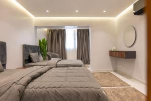 Ένα ή περισσότερα κρεβάτια σε δωμάτιο στο Mohandeseen Luxury Apartment