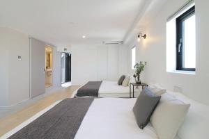 Ruang duduk di b hotel Heiwaodori 902 - Huge Apt in Famous Hiroshima dori for 6p