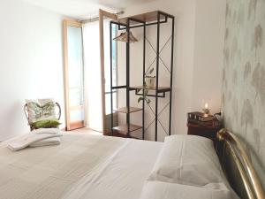 Un dormitorio con una cama y una estantería. en Ca' Ma' Holiday Lecco Lake Como, en Lecco
