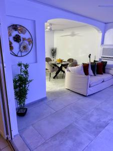 Posezení v ubytování NEW comfortable and modern apartment near Jarry businesses