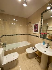 ラ・グランハ・デ・サン・イルデフォンソにあるApartamentos Alfonso XIIIの洗面台、トイレ、浴槽を備えたバスルーム +114枚の写真