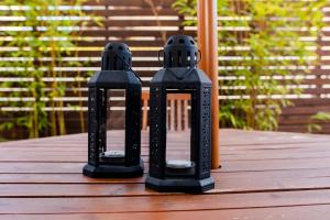 twee zwarte kaarsen op een houten tafel bij Bonjardim Terrace in Porto +50 foto's