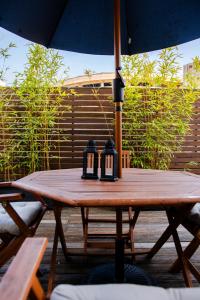 een houten tafel met twee kaarsen erop bij Bonjardim Terrace in Porto