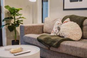 クライストチャーチにあるMisty Meadows Manor - Your Urban Oasisのソファ(枕付)、リビングルーム(テーブル付)