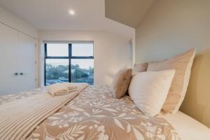 クライストチャーチにあるMisty Meadows Manor - Your Urban Oasisのベッドルーム1室(枕付きのベッド1台、窓付) +16枚の写真