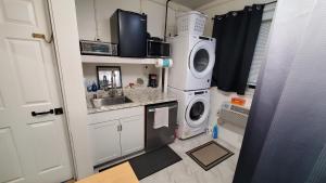 Η κουζίνα ή μικρή κουζίνα στο 1 Bedroom Mini Apartment in Otay Ranch
