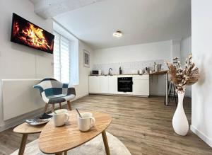 a living room with a table and a vase at Le Meunier in Chouilly +2 photos