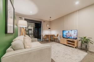 TV a/nebo společenská místnost v ubytování Hot Tub Under the City Lights