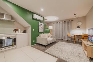 Kuchyň nebo kuchyňský kout v ubytování Hot Tub Under the City Lights + 28 fotografií