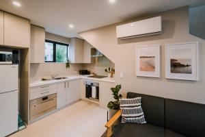 Kuchyň nebo kuchyňský kout v ubytování Hot Tub Under the City Lights