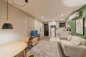 Kuchyň nebo kuchyňský kout v ubytování Hot Tub Under the City Lights