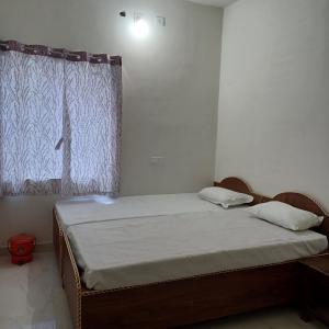 Rúm í herbergi á Dharmik guest house