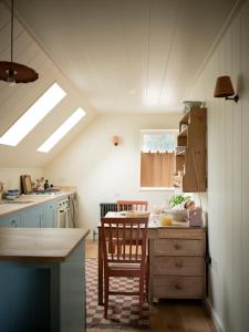 a kitchen with a table and chairs in a room at Bonni B&B in Pangbourne +19 photos