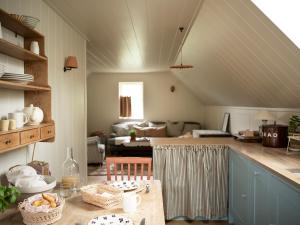 an attic kitchen with a table and a living room at Bonni B&B in Pangbourne